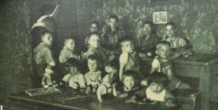 Dzieci z Zakładu św. Józefa w 1933 roku