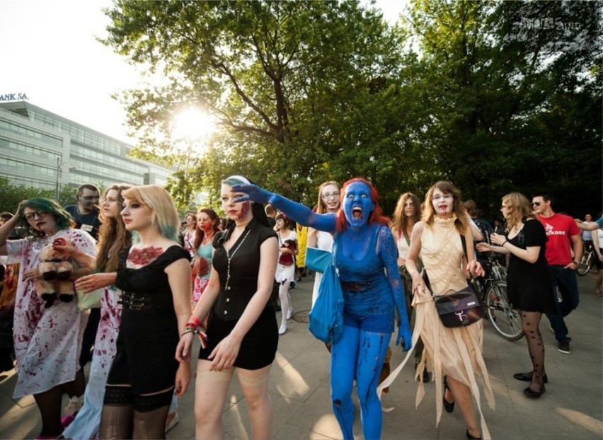 Zombie na ulicach Warszawy! Zobacz zdjęcia z marszu żywych trupów