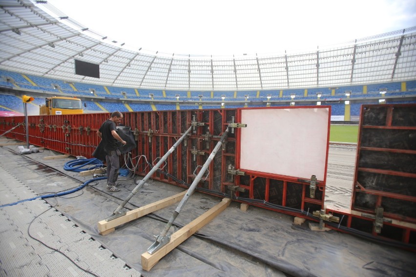 Od kilku dni na stadionie trwa budowa toru, który ma 370...