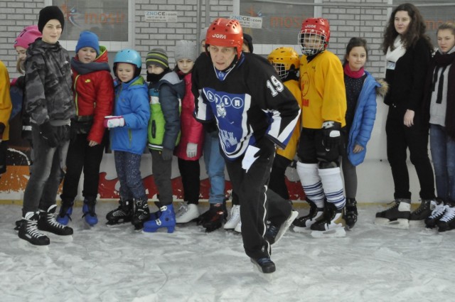 Od czwartku, 24 stycznia na lodowisku ruszają zajęcia sekcji hokejowej, którą prowadzić będzie Dariusz Wróblewski
