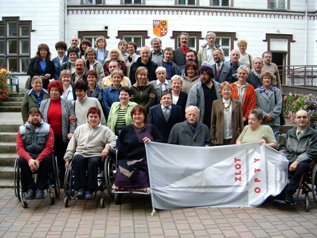 Zlot Grupy Opty w Przełazach w 2004 roku.Optymiści z Prof. Janem Sobocińskim na schodach miejscowego pałacu 