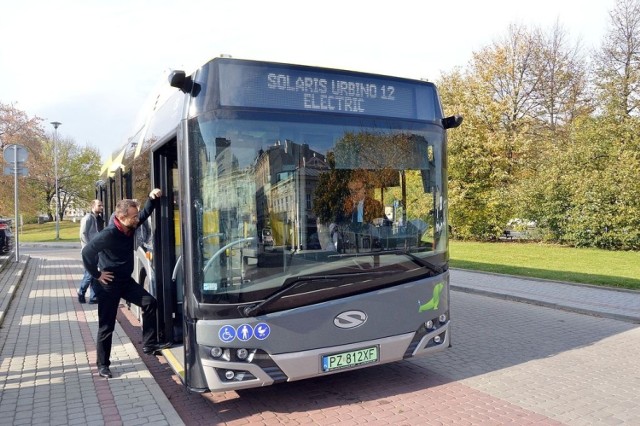 Przez 10 dni w Przemyślu będzie testowany elektryczny autobus Solaris. Pojazd, który być może w przyszłości będzie na stałe poruszał się po przemyskich ulicach, oglądał m.in. prezydent miasta Wojciech Bakun.
