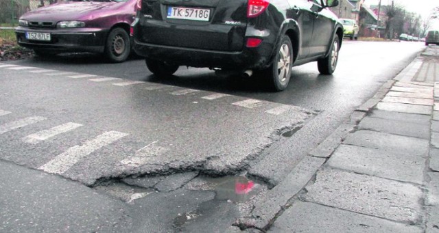 Na tym odcinku ulicy Mazurskiej jest tak ciasno, że nie da się nawet ominąć dziury w jezdni.