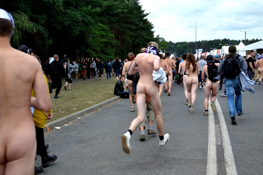 Przystanek Woodstock 2015. Biegają bez ubrań, zapuszczają brody i świetnie się przy tym bawią!