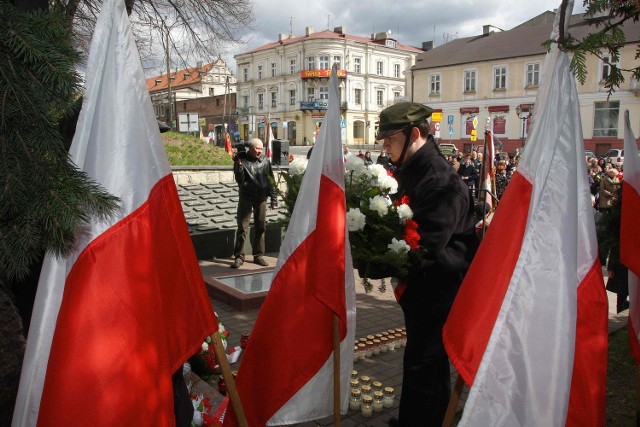 Przy Pomniku Katyńskim zapłonęły znicze i złożono kwiaty