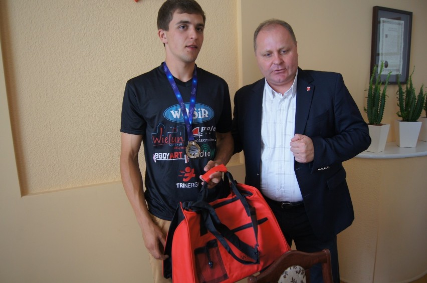 Burmistrz Wielunia złożył gratulacje wicemistrzowi Europy w triathlonie Kamilowi Magottowi