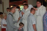 Neoprezbiterzy pelplińscy 2015 udzielili wiernym w Kartuzach błogosławieństwa prymicyjnego
