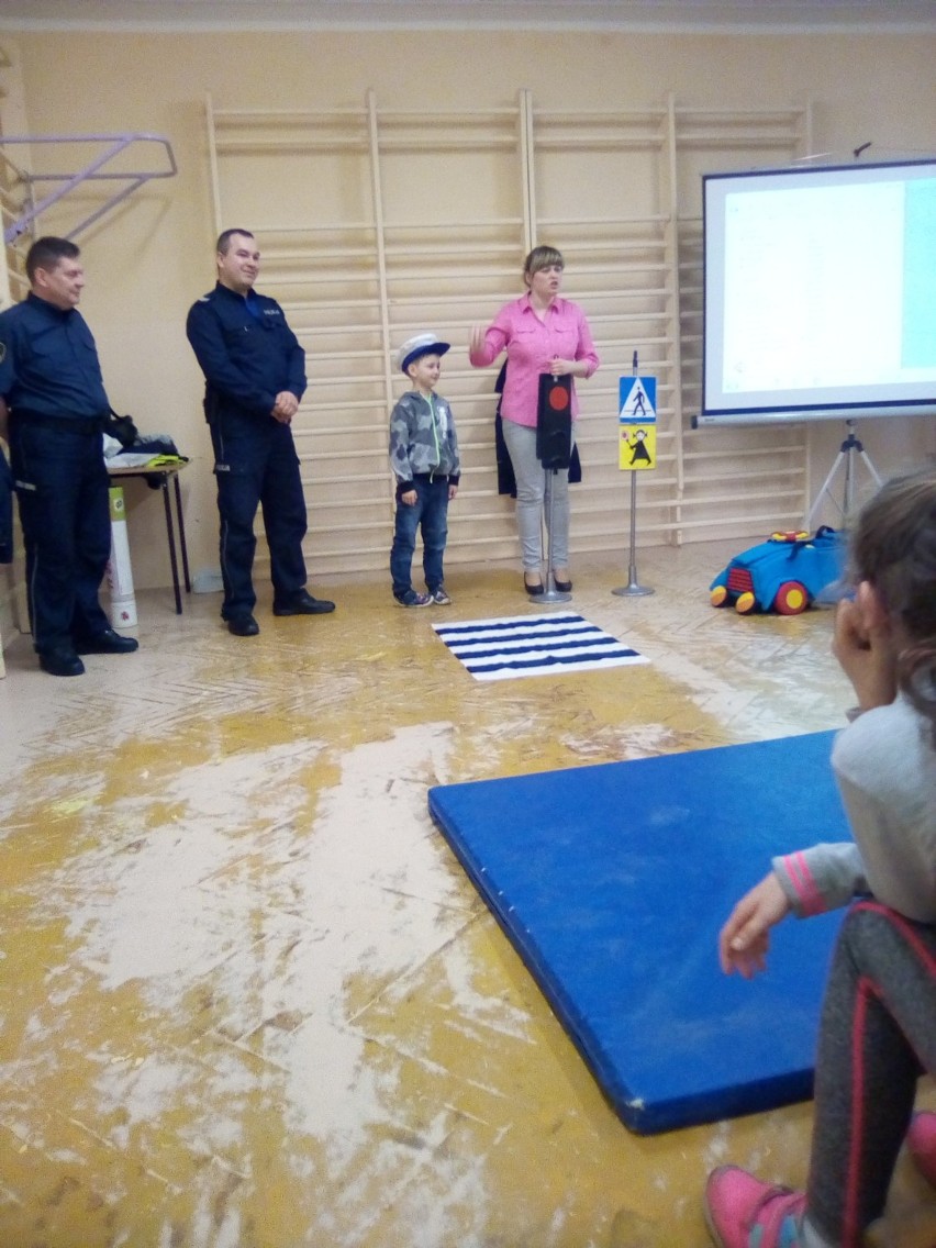 Policjanci z Aleksandrowa wspólnie z WORD Włocławek i strażą graniczną spotkali się z dziećmi ze szkół w powiecie