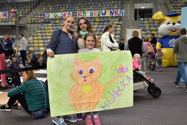 Ponad 600 arkuszy, każdy o powierzchni metra kwadratowego, pokolorowali opolanie podczas niedzielnej akcji w Stegu Arena. Już to wystarczyło, by starać się o rekord. Ale już wiadomo, że wynik będzie lepszy od założeń.

Akcja rozpoczęła się o godz. 11 i była zaplanowana do godz. 19. Ale na około trzy godziny przed końcem wiadomo było, że cel został osiągnięty - na specjalnym stosie obok sceny spoczywało 600 arkuszy papieru formatu A0. Każdy z nich był dokładnie pokolorowany. Gdyby było na nim choć trochę białej, niezabarwionej powierzchni, arkusz nie byłby uznany za pokolorowany.

Uczestnicy Opolskiej Kolorowanki na tym jednak nie poprzestali. - Najpierw zajęłyśmy się gotowym szkicem, a potem wykonałyśmy kolejny rysunek od podstaw, pracując na czystym arkuszu papieru - mówiły Natalia, Asia i Agata.

W Stegu Arena dziewczyny pojawiły się w około południa. Pracę - z przerwą na wizytę na IV Festiwalu Dzielnic - zakończyły około godz. 17. - Fajnie było wspólnie spędzić niedzielę - mówiły.

Agnieszka Klak, prezes fundacji Excalibur, która przygotowała drugą Opolską Kolorowankę, mówi, że dokumentacja całego wydarzenia będzie teraz wysłana do organizacji zajmującej się weryfikacją Rekordów Guinnessa.