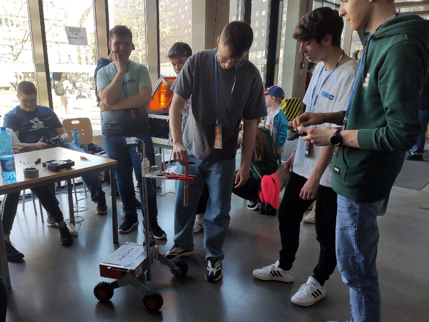 Uczniowie ZS nr 3 w Jaśle wyróżnieni za skonstruowanie robota