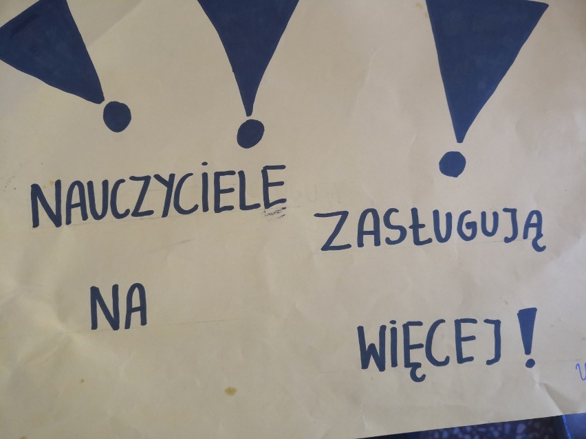 Strajk nauczycieli w powiecie. Mieszkańcy solidaryzują się z protestującymi [ZDJĘCIA]