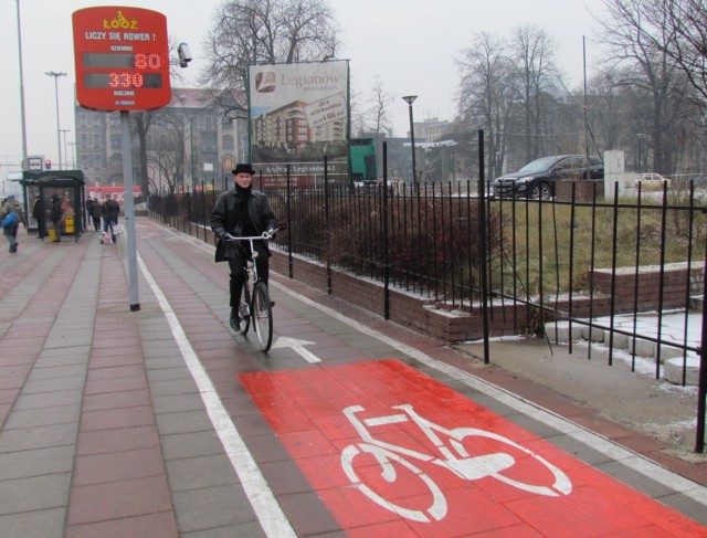 Na alei Mickiewicza zamontowano nowe urządzenie dla rowerzystów. ...