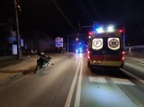 Wypadek na skrzyżowaniu w centrum Dąbrowy Tarnowskiej. 16-letni kierowca skutera ranny po zderzeniu z osobową toyotą. Był nieprzytomny
