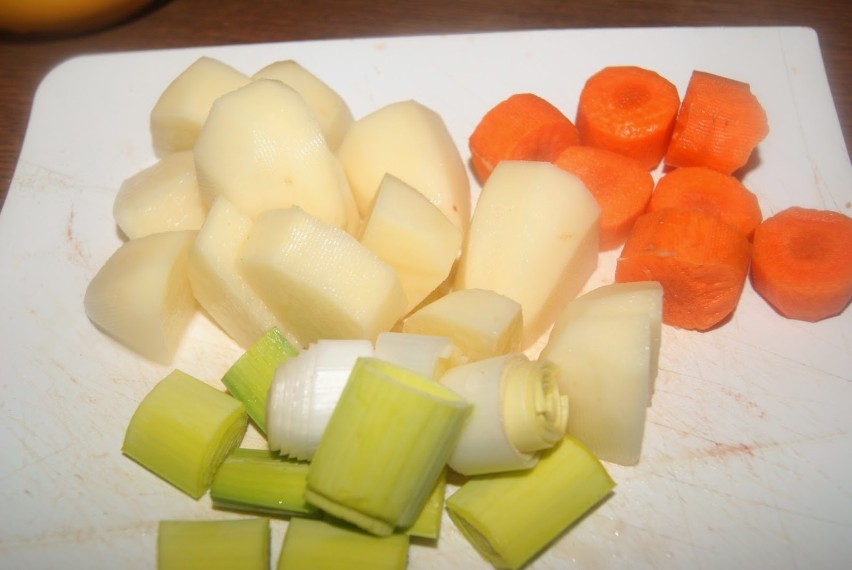 Obrać marchew i ziemniaki .Umyć ( umyć też por). Pokroić...