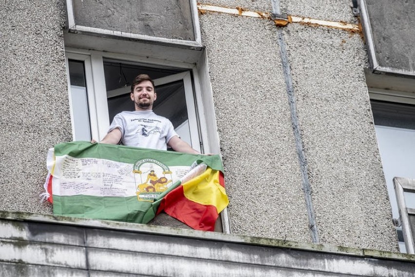 Około 200 studentów, głównie z zagranicy, z powodu...