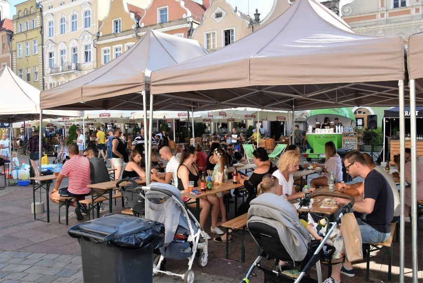 Na rynku w Opolu trwa Food Fest, czyli festiwal foodtrucków....