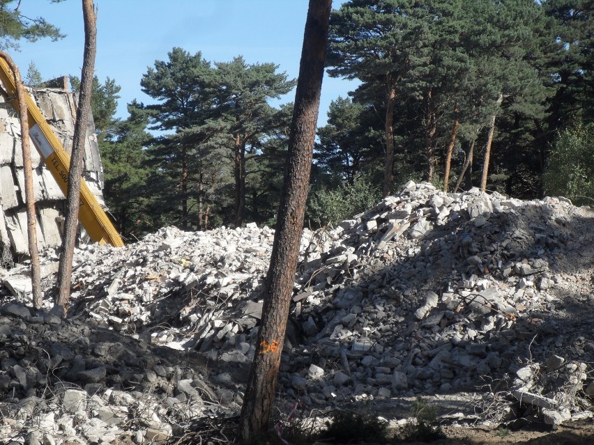 Znacząco postępują prace wyburzeniowe opuszczonego budynku...