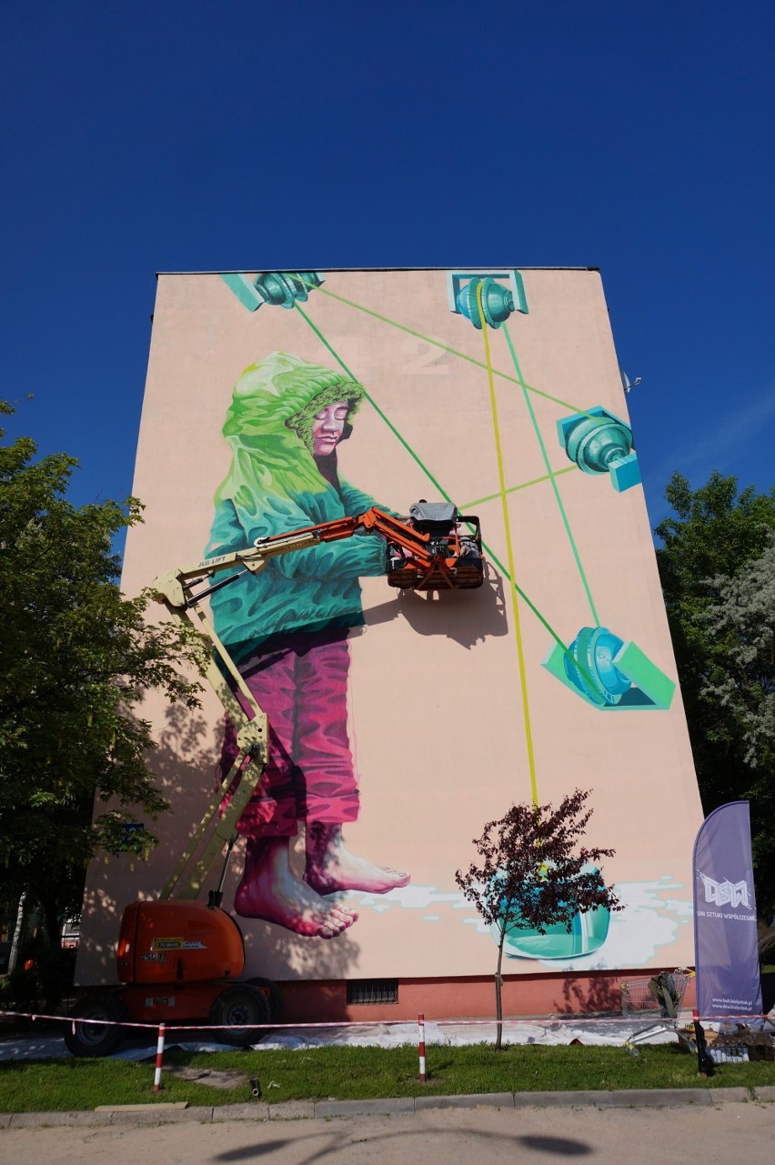 Nowy mural w Białymstoku. Chłopczyk z wędką [ZDJĘCIA]