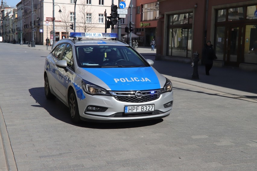 Przed sklepami tworzyły się kolejki na wiele metrów, bo w...