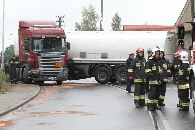 Gniechowice: Ciężarówka w poprzek jezdni. Droga 35 zablokowana (ZDJĘCIA)