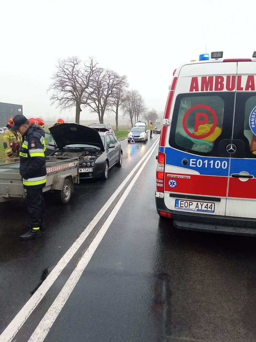 Kolejny wypadek na ul. Piotrkowskiej w Opocznie. Zderzyły się trzy osobówki [ZDJĘCIA]