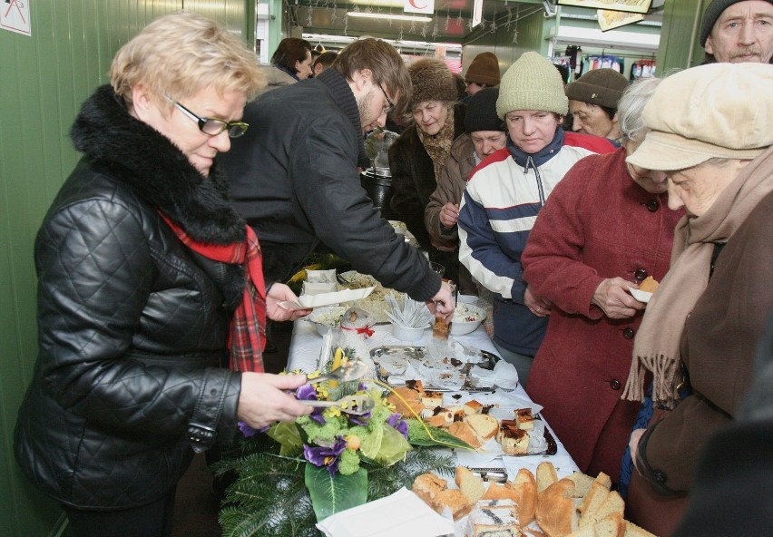 Śniadanie wielkanocne na Zielonym Rynku w Łodzi. Politycy SLD rozdawali żurek [ZDJĘCIA]