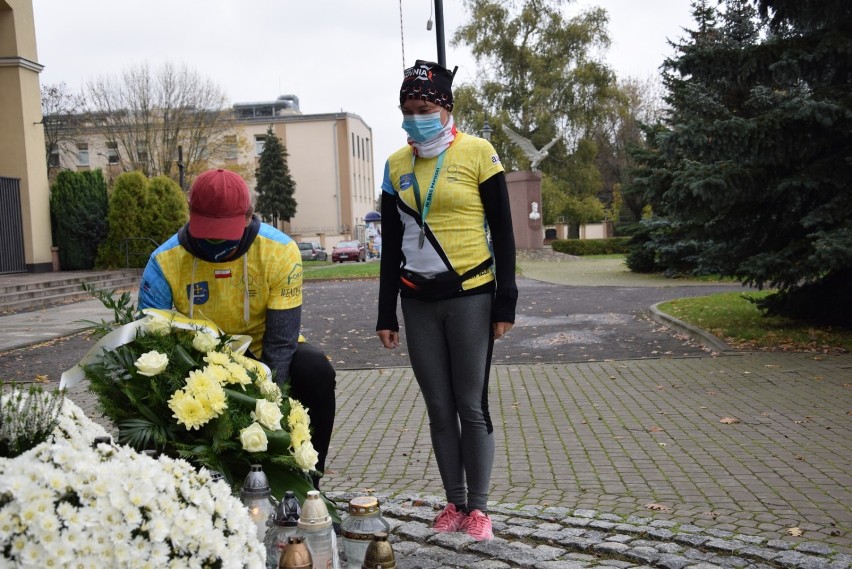 Złożyli kwiaty pod pomnikiem Jana Pawła II w Skierniewicach