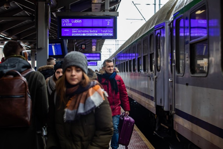 Brakuje miejsc w pociągach przed świętami. PKP Intercity zapewnia, że panuje nad sytuacją