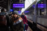 Brakuje miejsc w pociągach przed świętami. PKP Intercity zapewnia, że panuje nad sytuacją