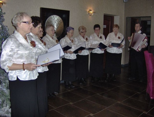Kolędy i pastorałki śpiewał uczestnikom Wigilii zespół Złote Nutki z lubańskiego domu dziennego pobytu.