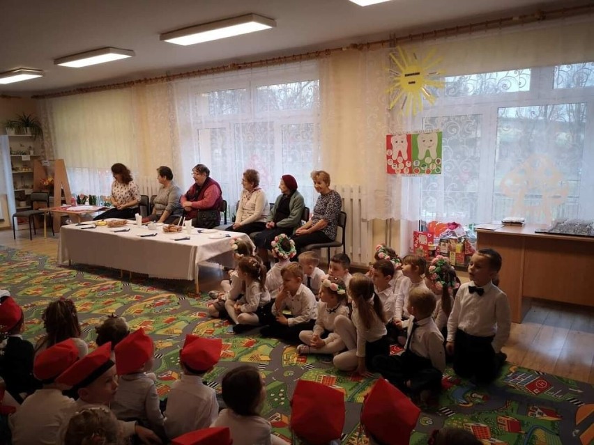 Patriotyczna "Herbatka dla Seniora" w Przedszkolu Publicznym "Bajkowy zakątek" w Opatowie. Piękna integracja. Zobacz zdjęcia