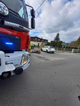 Niebezpieczne zdarzenie drogowe w gminie Dobrzyca. W Sośnicy doszło do kolizji samochodu osobowego z motocyklem