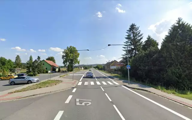 Przez czeską miejscowość Krásné Loučky prowadzi prosty odcinek drogi krajowej nr 57. Nagminne przekraczanie w tym miejscu prędkości przez kierowców spowodowało zamontowanie przy przejściu dla pieszych nowoczesnego radaru.