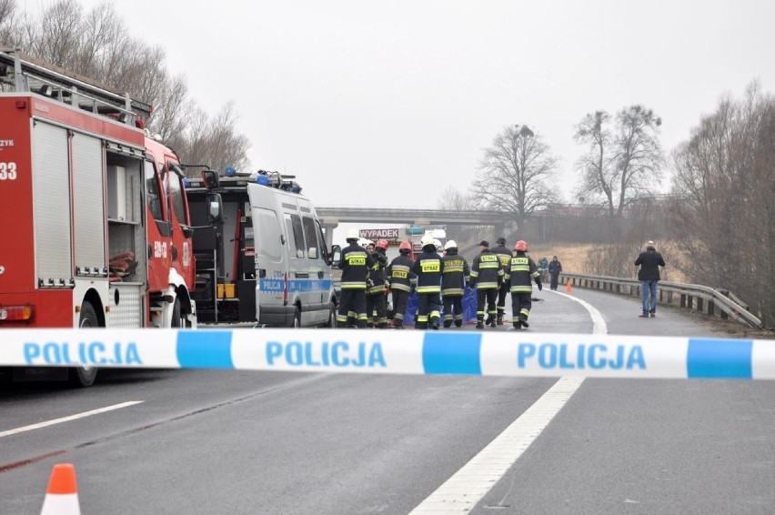 Do czołowego zderzenia dwóch samochodów osobowych doszło po...