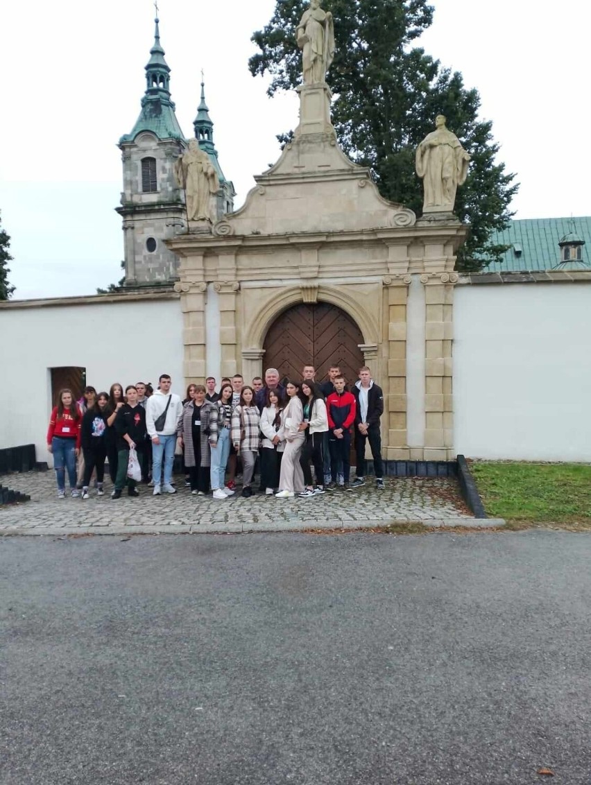 Młodzież z Ukrainy z wizytą w Polsce. Tak, wraz z uczniami z Jędrzejowa poznawali nasz region i integrowali się