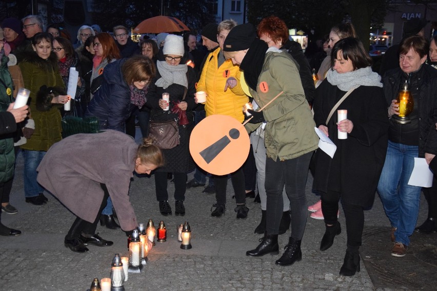 Łańcuch światła z wykrzyknikiem - wiec poparcia dla strajkujących nauczycieli w Pleszewie