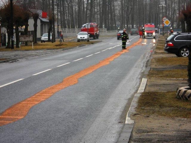 Sulmierzyce - Plama oleju na drodze zagrażała kierowcom