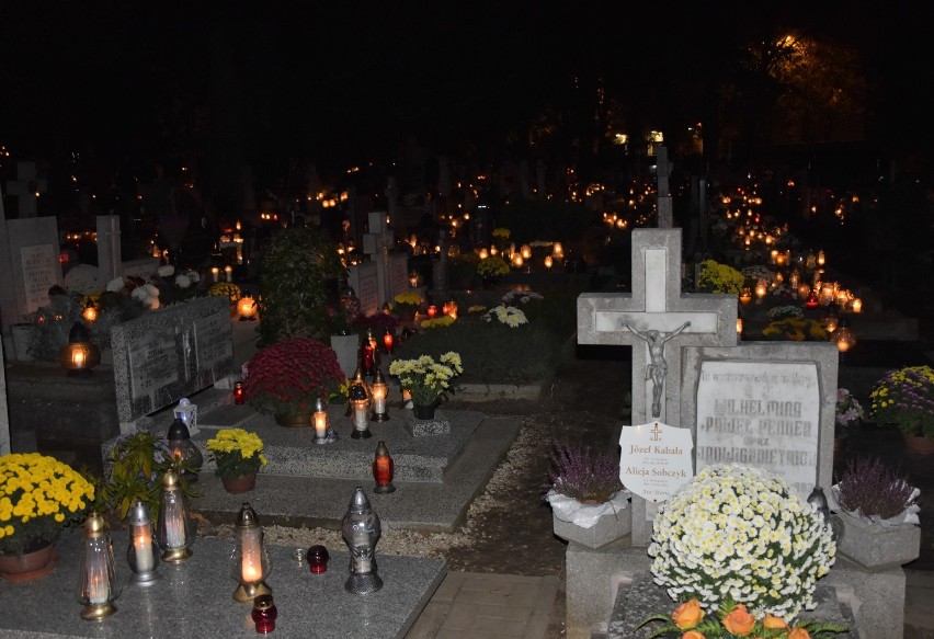 Wszystkich Świętych. Tysiące światełek rozświetla cmentarze 