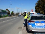 Policjanci i strażnicy miejscy kontrolują ulice Buska. Sprawdzają, czy mieszkańcy nie łamią zakazu przemieszczania i gromadzenia się ZDJĘCIA