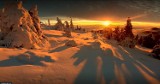 Ale kosmos! Film ze zjazdu na nartach z Pilska o zachodzie słońca robi furorę. Zobacz, jakie CUDOWNE widoki