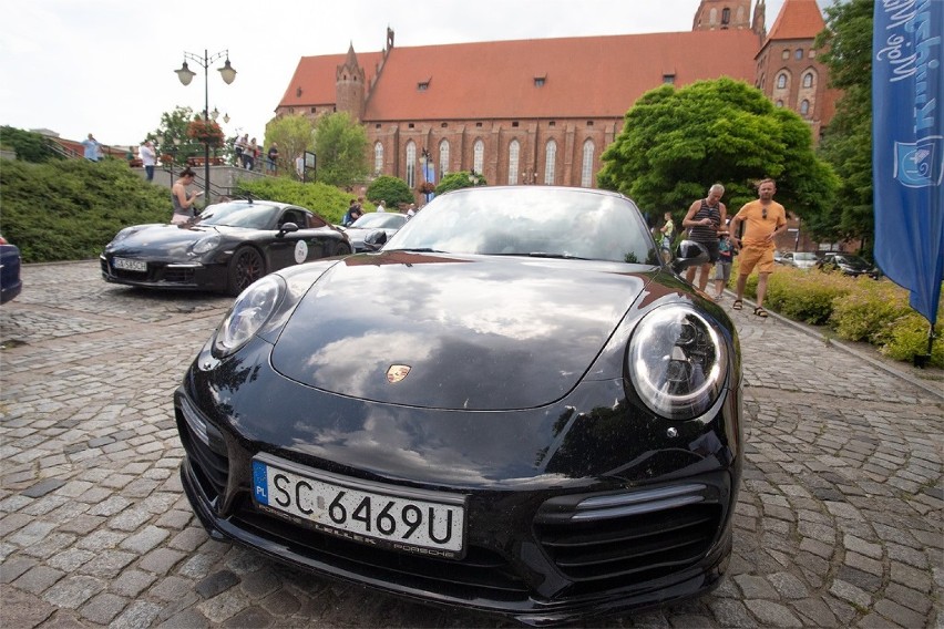 Parada Porsche przejechała przez Kwidzyn! Pojazdy podziwiać można było na placu Jana Pawła II [ZDJĘCIA]