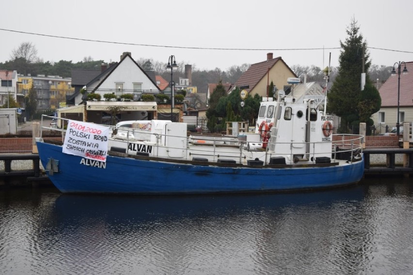 Protest właścicieli kutrów wędkarskich. Zablokowali porty, w tym port w Łebie [WIDEO,ZDJĘCIA]