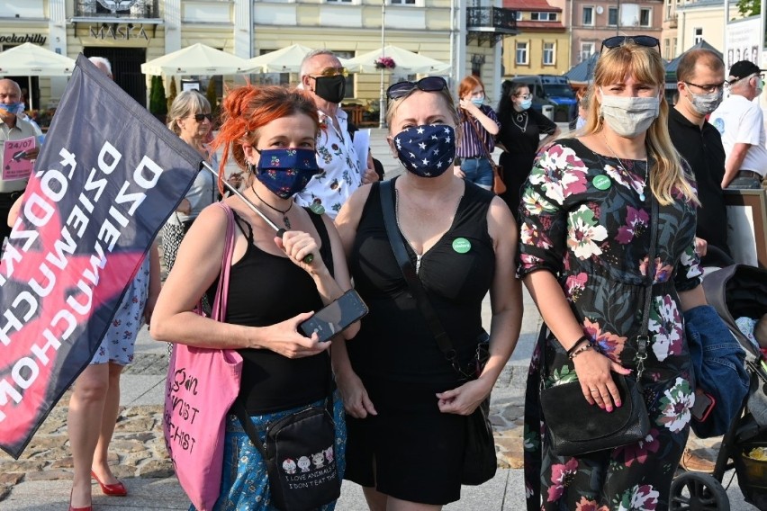 Pikietowali na Rynku w Kielcach pod hasłem „Nie Dla Legalizacji Przemocy Domowej!” (ZDJĘCIA) 
