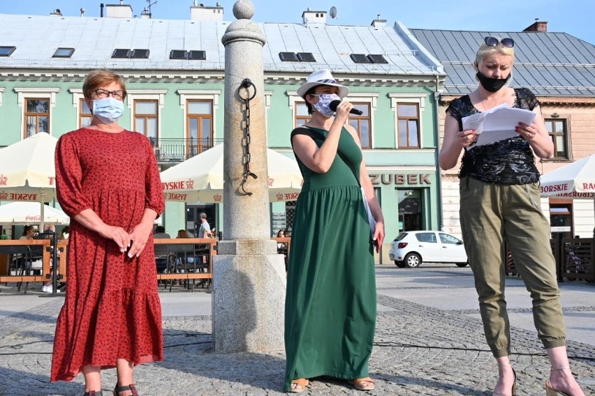 Pikietowali na Rynku w Kielcach pod hasłem „Nie Dla Legalizacji Przemocy Domowej!” (ZDJĘCIA) 