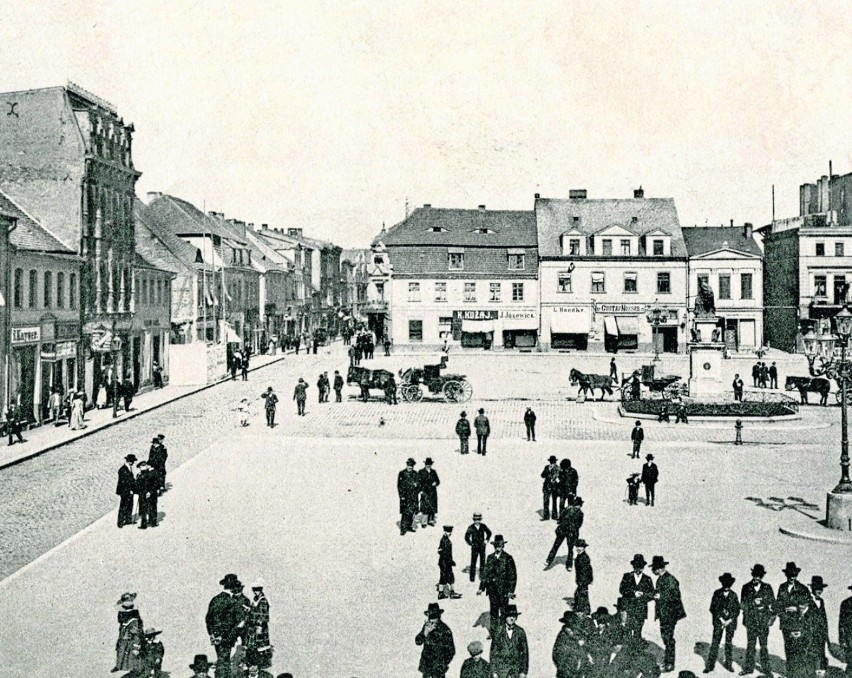 Duże zgromadzenie na Rynku (fot. z 1906 r.). Być może...