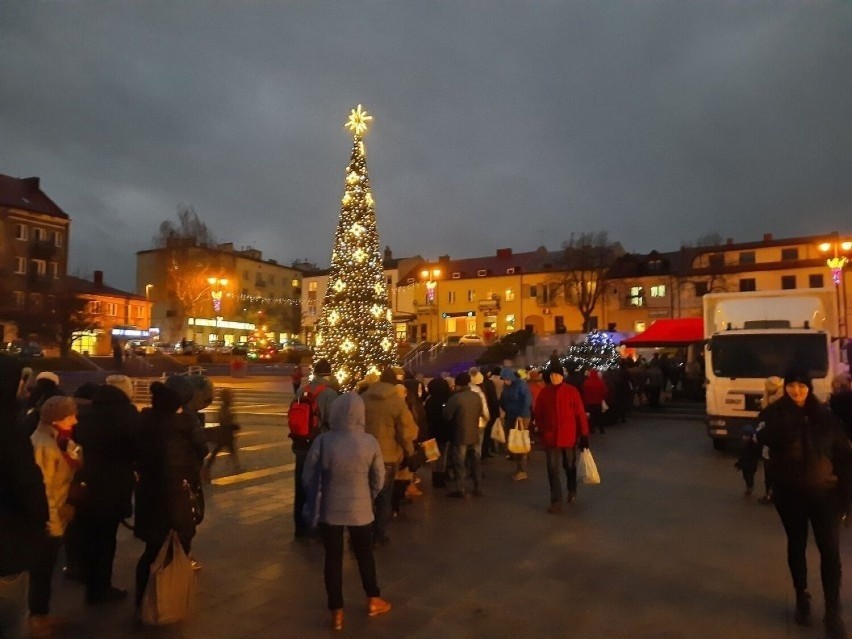 Trwa konkurs na rymowankę rozświetlającą choinkę na rynku w Ostrowcu Świętokrzyskim. „Hasło, żeby światło nie zgasło”
