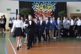 Uroczyste pożegnanie uczniów pięciu ósmych klas Szkoły Podstawowej nr 8 w Lęborku