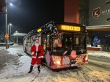 Mikołaj w Jeleniej Górze. Rozdaje cukierki w autobusach miejskich. Będzie na rozświetleniu choinki i na otwarciu lodowiska