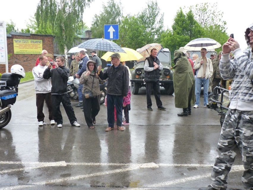 Zlot Pojazdów Militarnych Wapienniki 2012: Parada i pokaz w Radomsku [ZDJĘCIA+FILM]