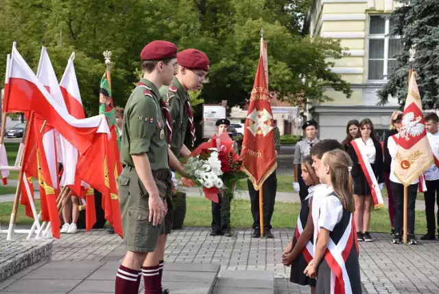 Na Placu Niepodległości liczne delegacje złożyły kwiaty pod pomnikiem